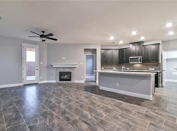 5th image of 406 Club House Dr