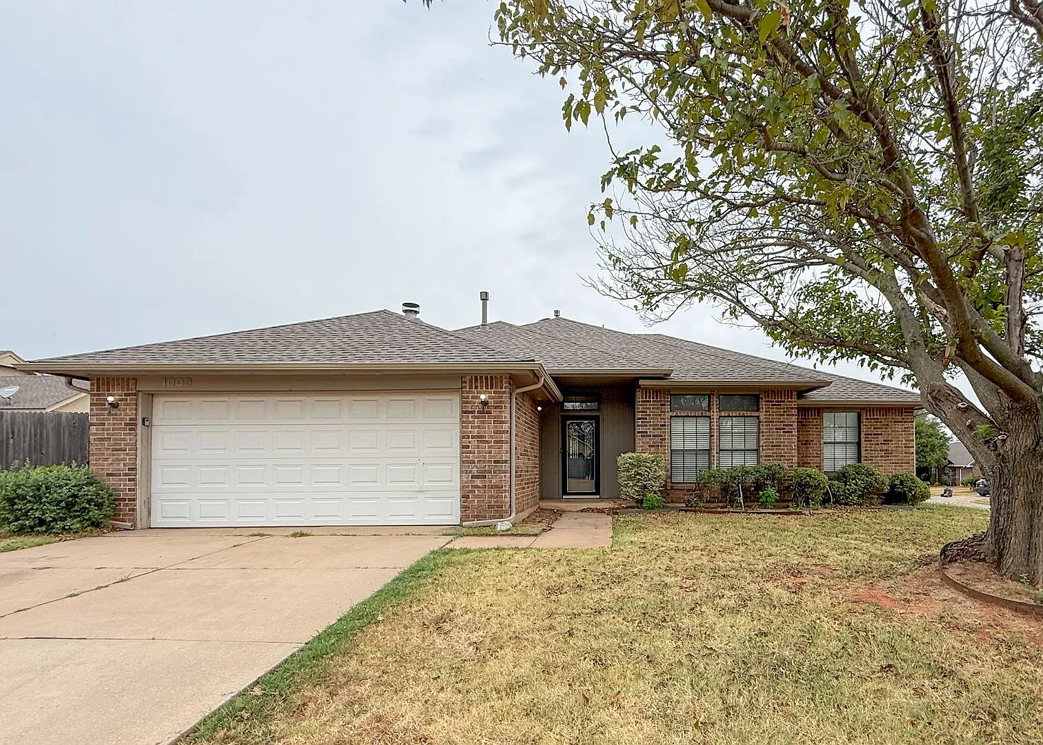 Spacious 3-Bedroom Home on a Corner Lot in Edmond! — Photo 1