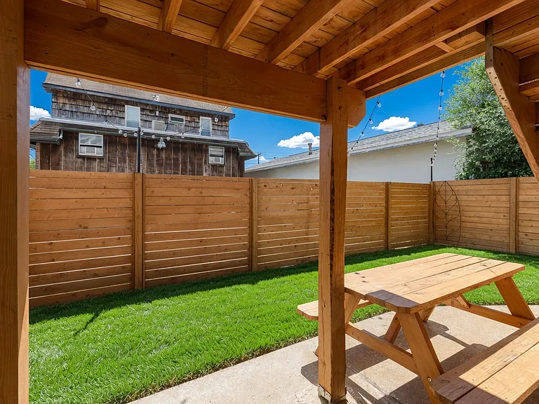 1509 W Clark St — Photo 45