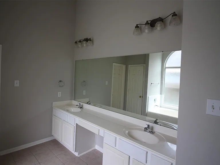 1011 Lexington Green Dr — Photo 21