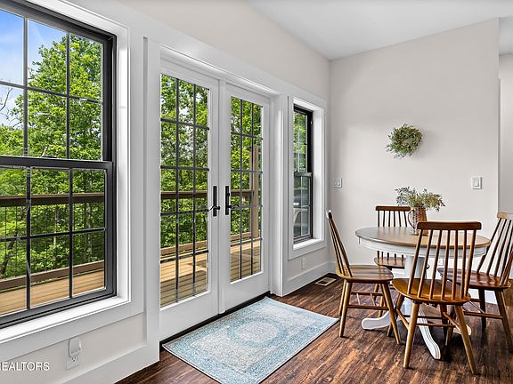 4th image of 922 Stonegate Way