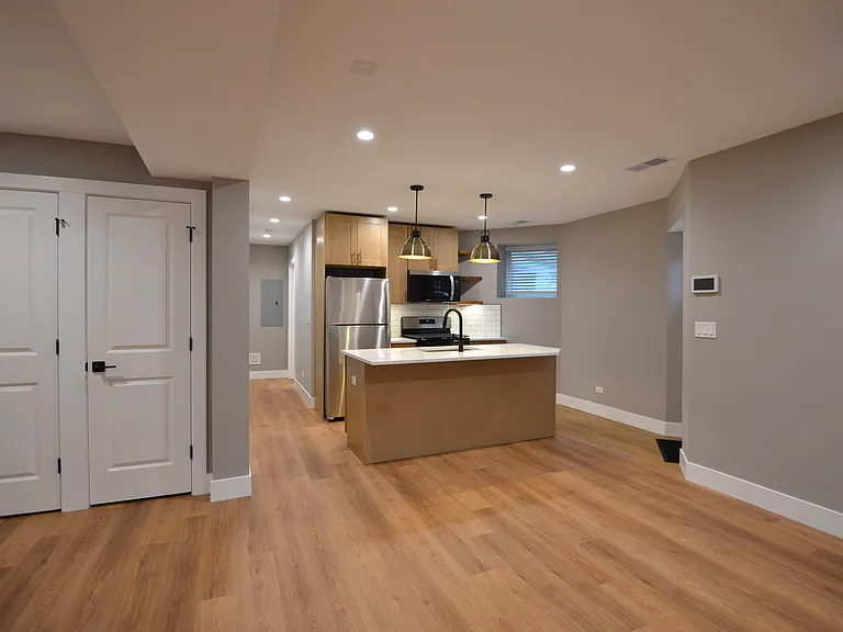 4113 N Damen — Photo 14