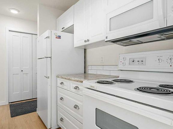 4th image of 245 E Red Deer Dr SW #207