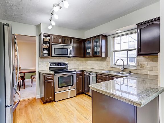 3rd image of 8863 Green Valley Ct