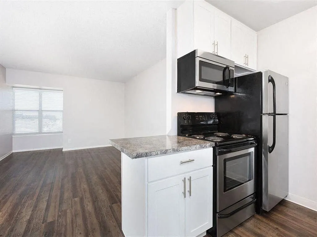 Skyline Heights Apartments — Photo 2