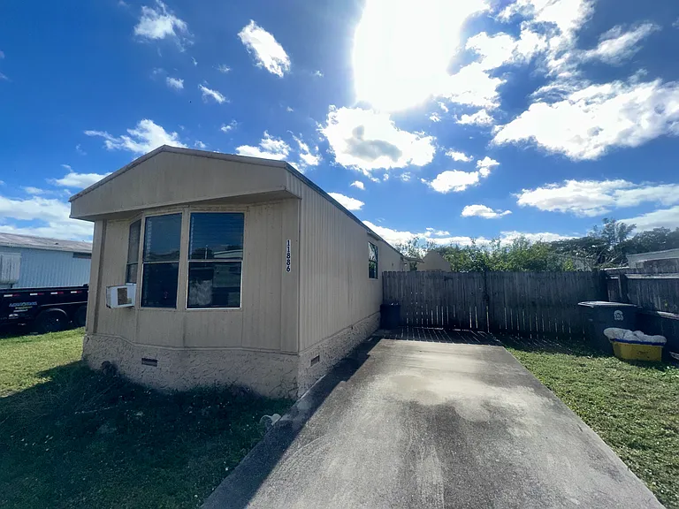 11886 Watergate Cir — Photo 24