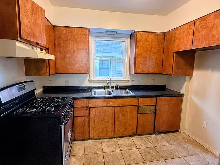 1055 Beardsley St — Photo 4