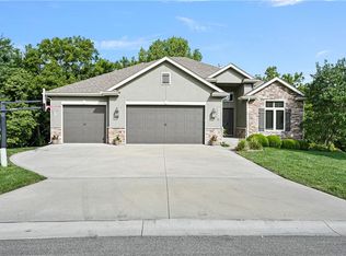 1116 SW Drake Cir, Lees Summit, MO 64082