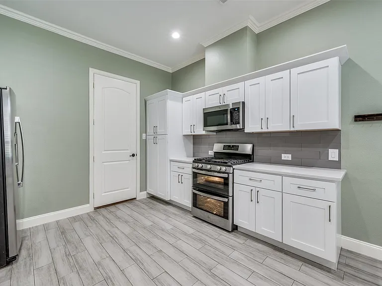 4068 Winsor Dr — Photo 8