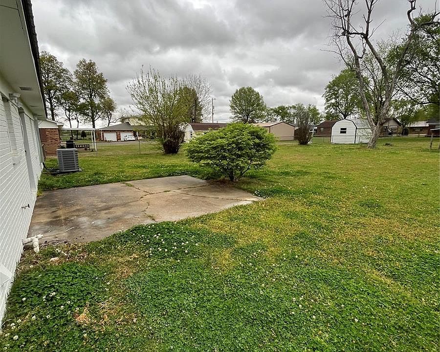 2nd image of 1922 Carol Dr