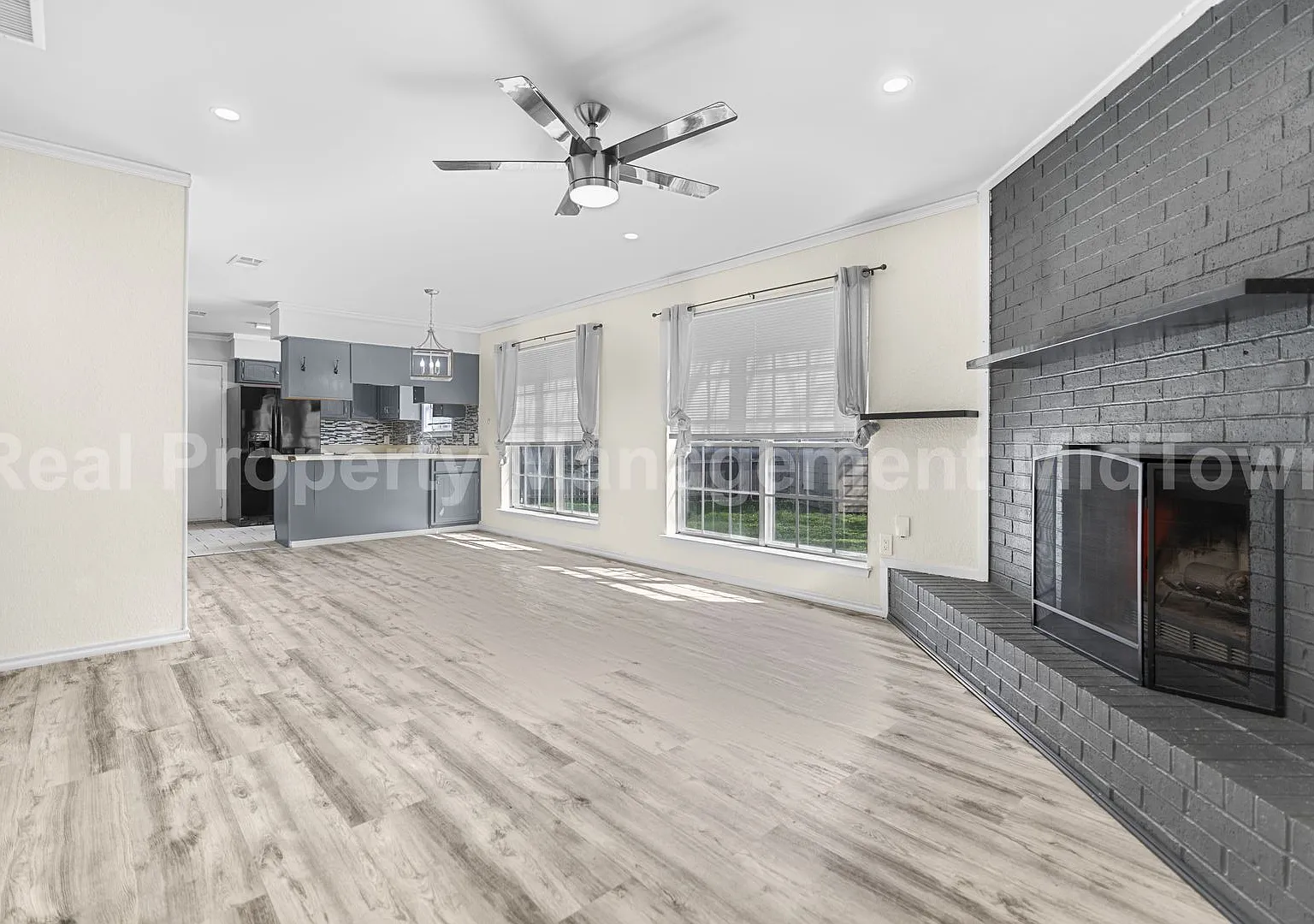 Charming 3-Bedroom, 2-Bath Duplex in Dalworthington Gardens — Photo 3