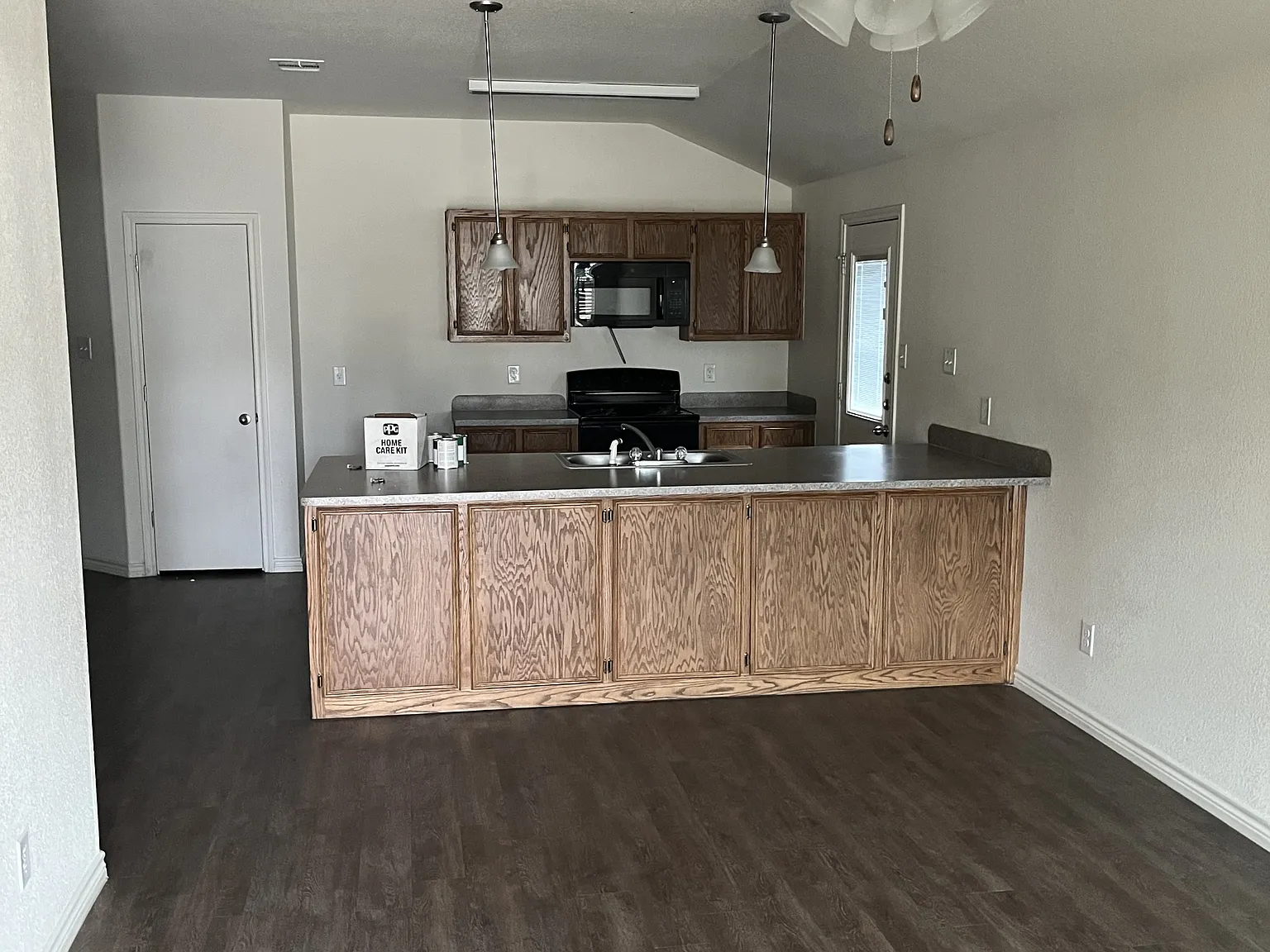 922 Maplewood Drive - B — Photo 3