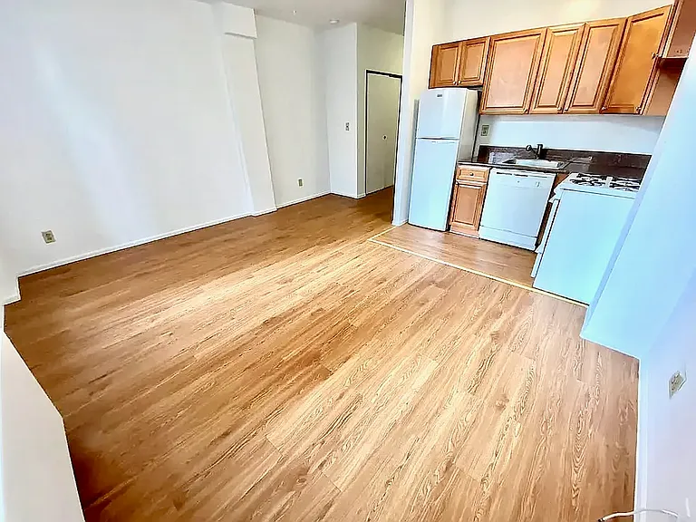 121 E 12th St #5J — Photo 2