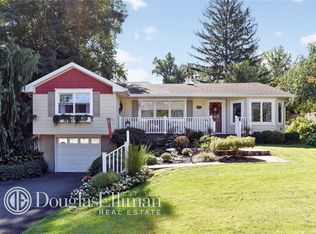 140 Boxwood Dr, Kings Park, NY 11754