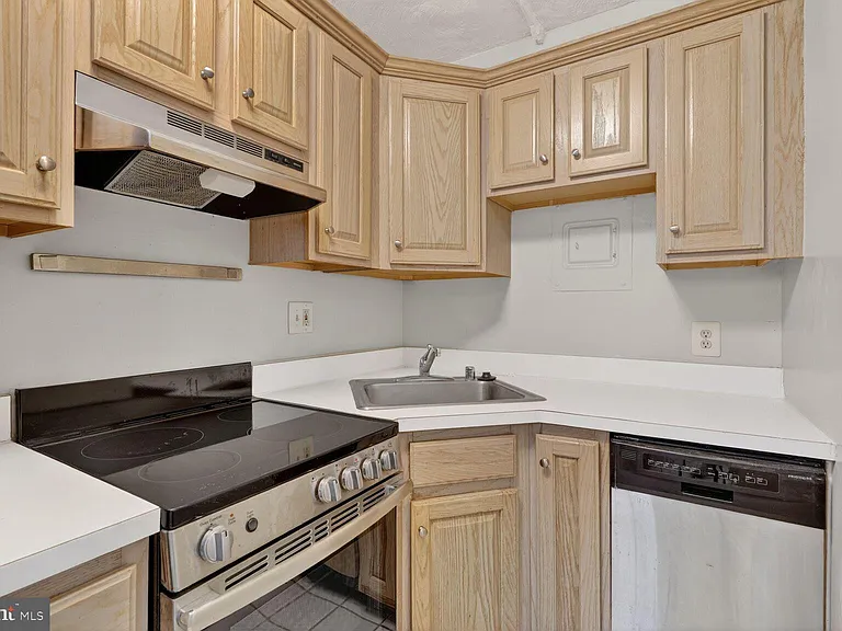1820 Swann St NW #4 — Photo 6