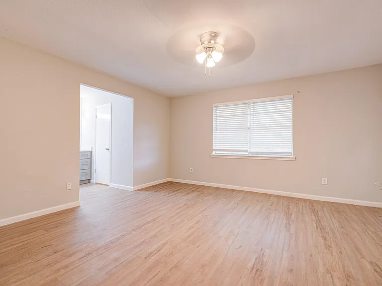 2035 Deerhurst Ln — Photo 10