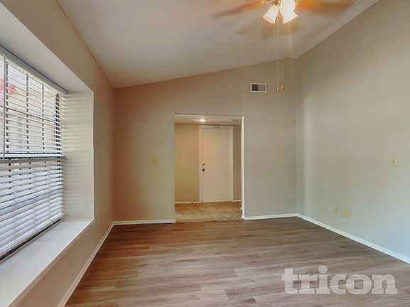 3rd image of 423 Oak Creek Ln