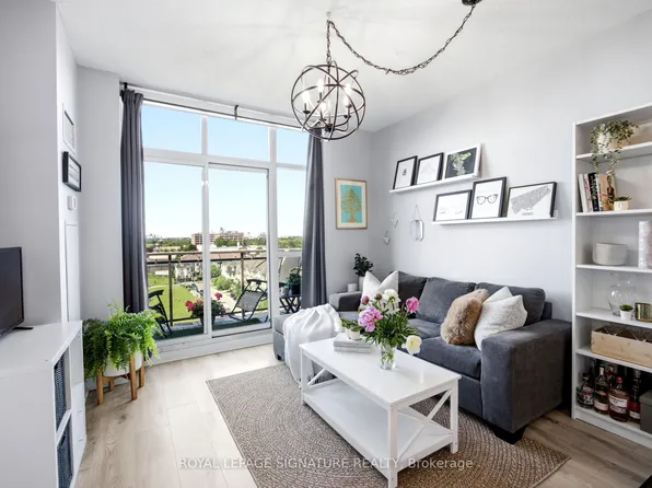 120 Dallimore Cir #923, Toronto, ON M3C 4J1