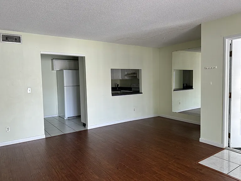 951 Courtyard Ln #32 — Photo 2