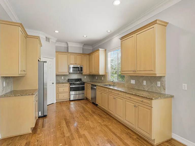 822 Stuart St — Photo 12