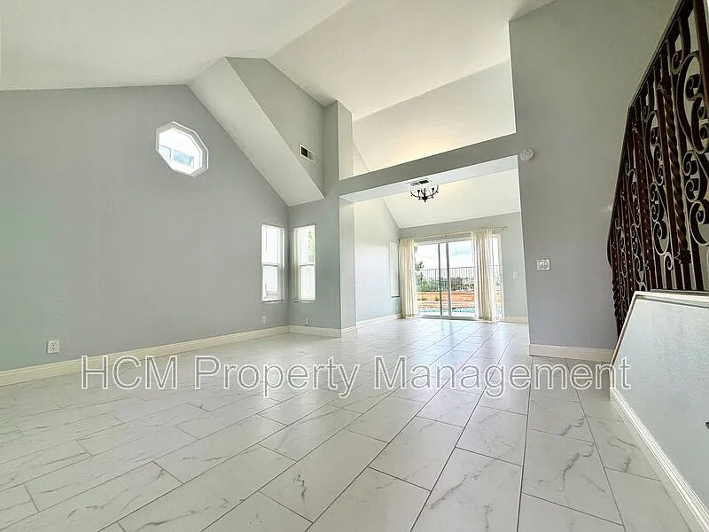 3 bed, 2.5 bath, 1752 sqft, $5,300 — Photo 4