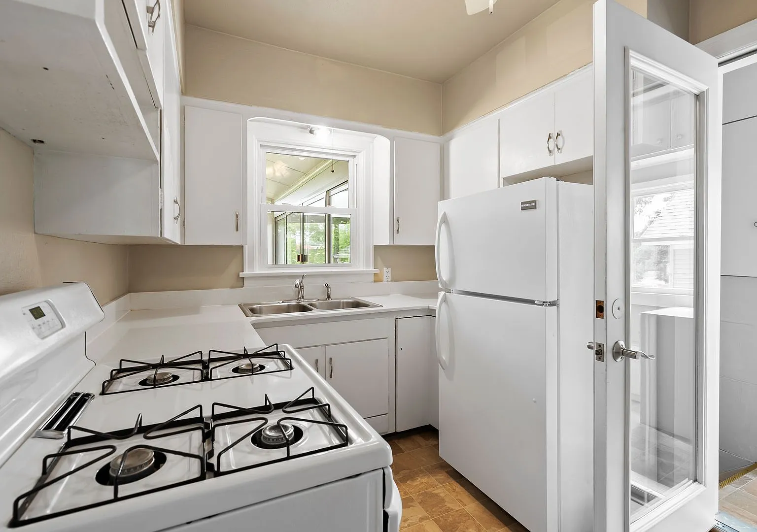 915 W 9th St - Cedar Falls — Photo 2