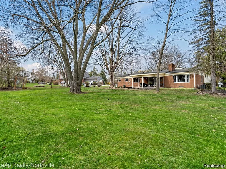 38205 Connaught Dr — Photo 48
