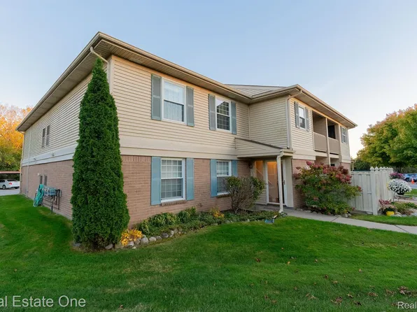 19274 Northridge Dr, Northville, MI 48167