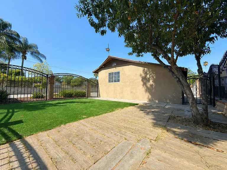 8409 Columbus Ave — Photo 20