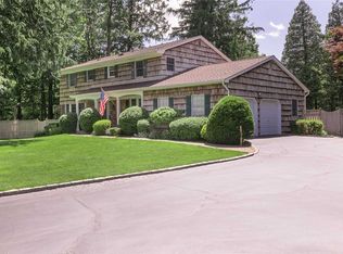 2 Glenrich Dr, Saint James, NY 11780