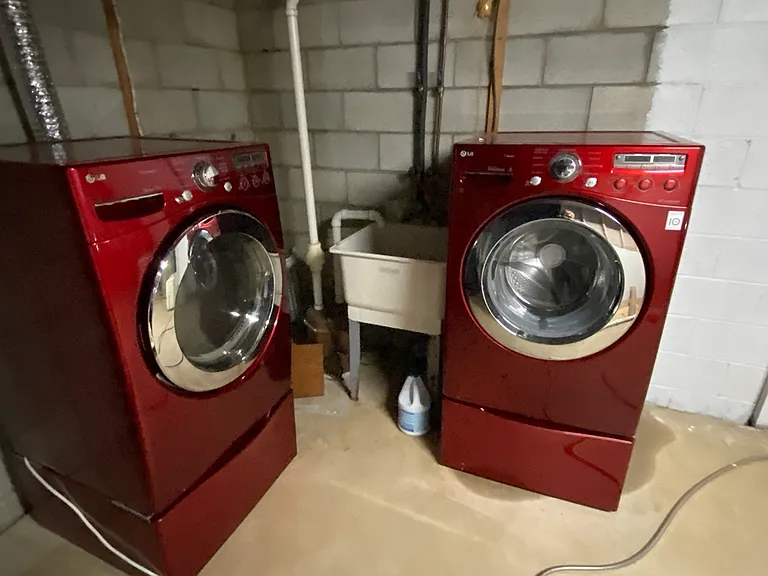 W/D w/ Utility Sink in Basement