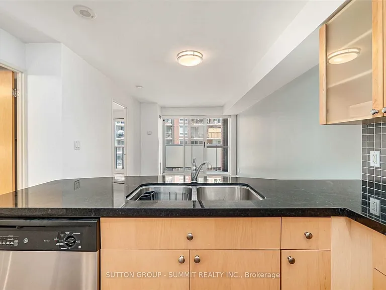 1005 King St W #416 — Photo 11