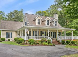 8194 Manor Dr, Gloucester, VA 23061