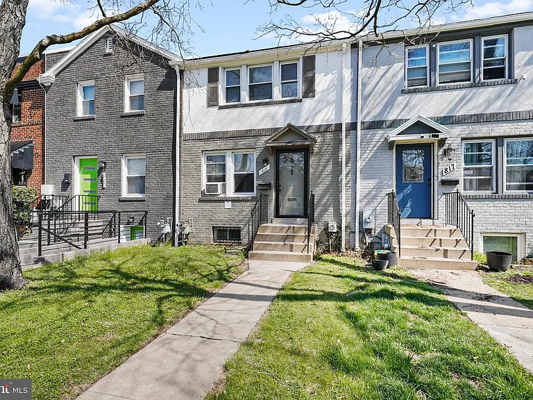 819 20th St NE — Photo 2
