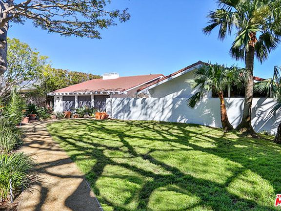 4th image of 7050 Dume Dr