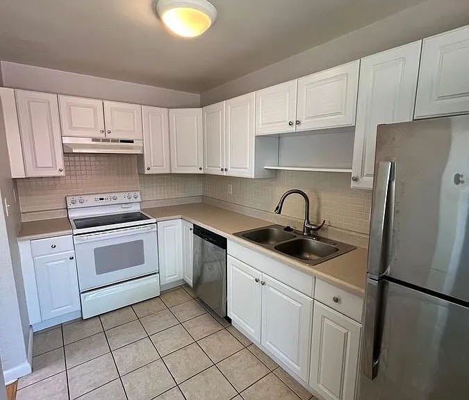 2435 S Corona St — Photo 1
