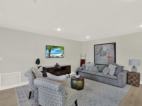 3rd image of 4643 Crescent Rd