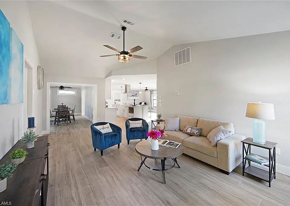 1st image of 411 SE 17th Pl