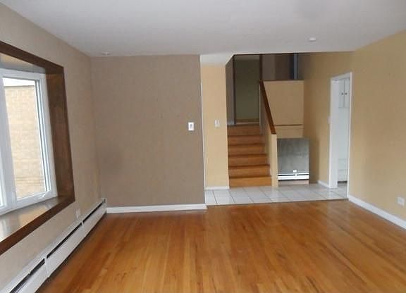 2nd image of 1670 Charleston Ct