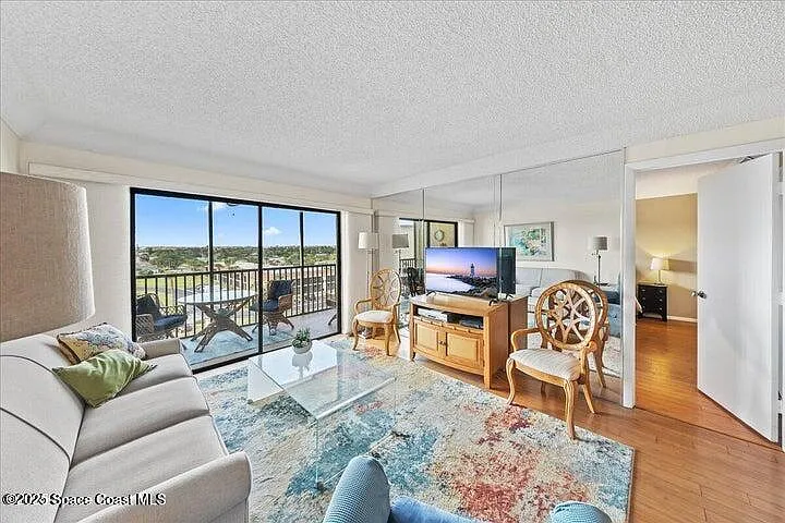 2 bed, 1.5 bath, 1055 sqft, $1,800 — Photo 3