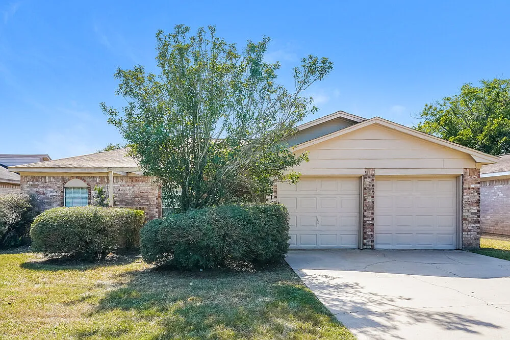 3 bed, 2.0 bath, 1372 sqft, $1,965 — Photo 1