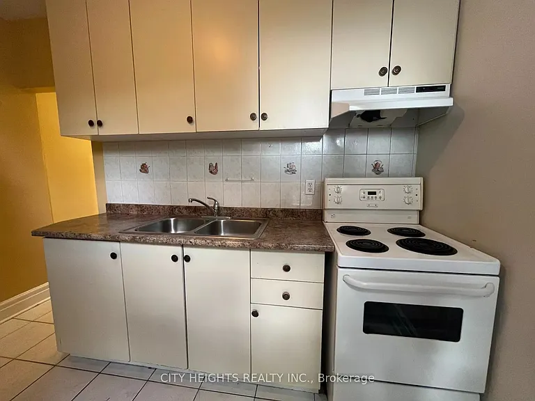 1113 Davenport Rd — Photo 2