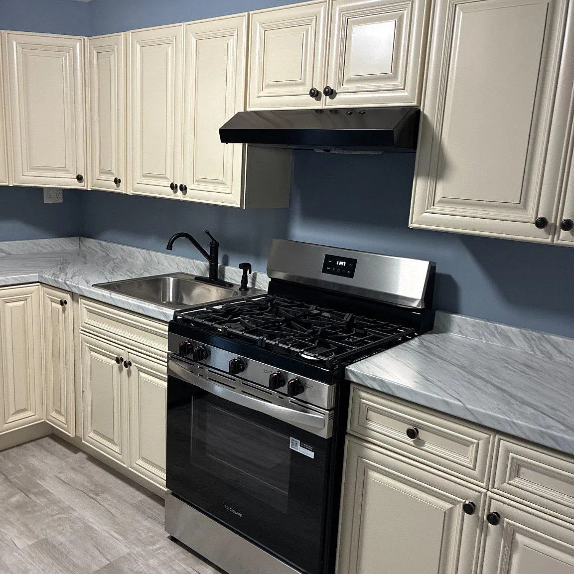 3 bed, 1.0 bath, 900 sqft, $2,150 — Photo 3