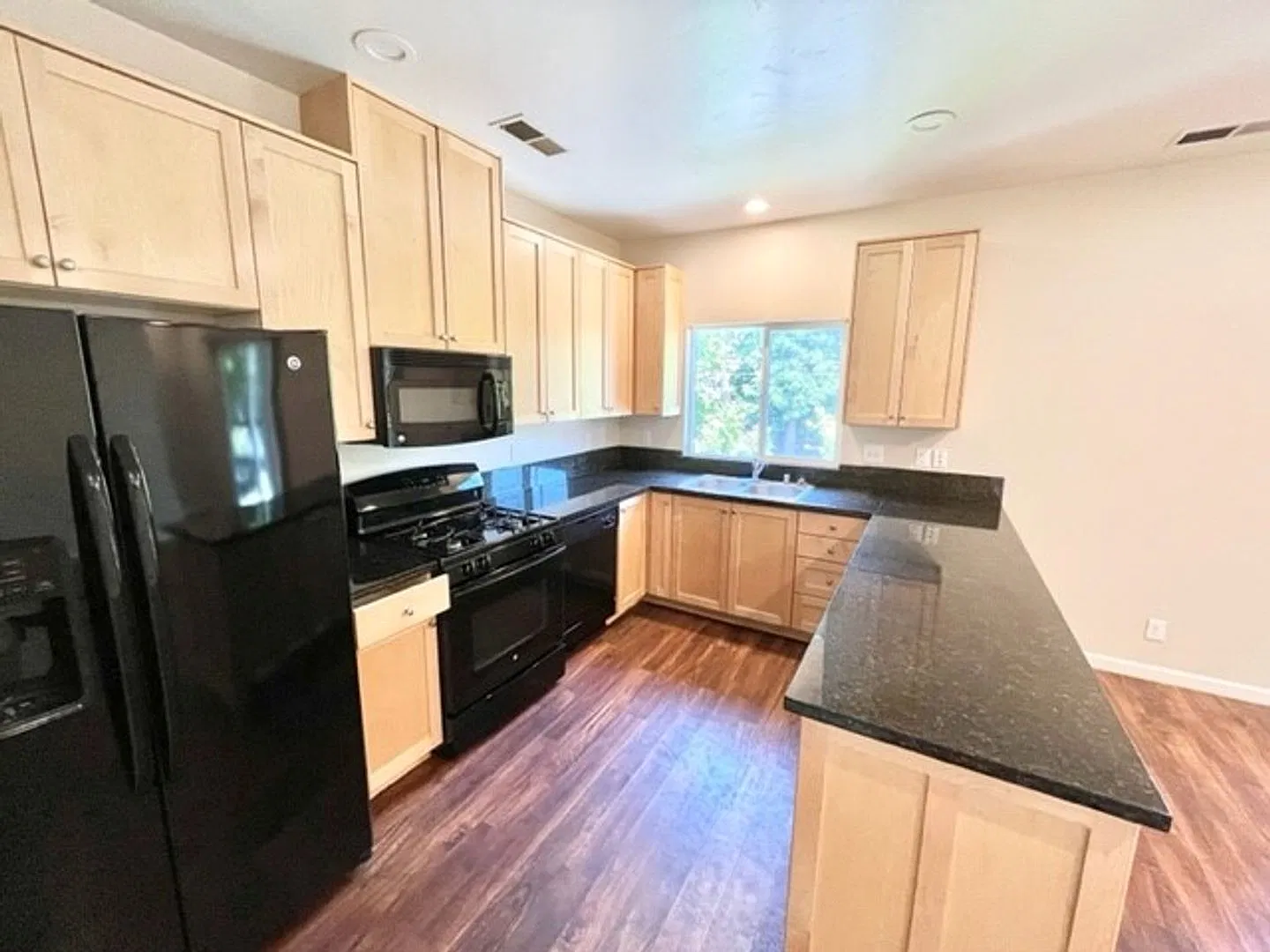 **Summer 2027 - Reserve Now* 3 Bedroom, 3 Bath units at 7th and Ivy. — Photo 2