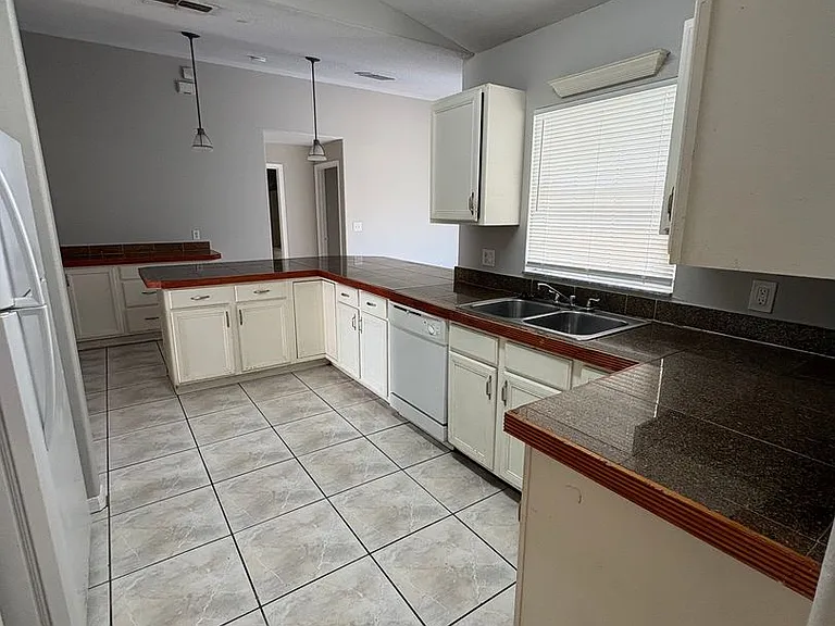 305 Colonade Ct — Photo 9