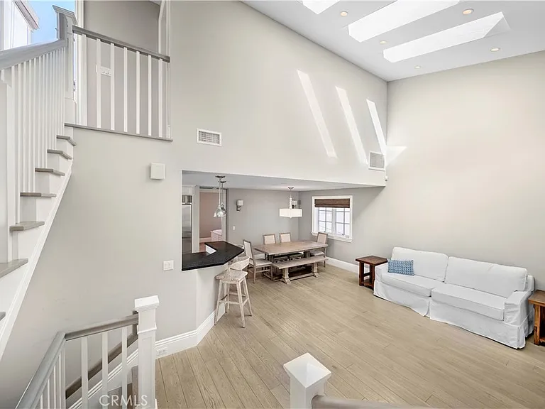 515 1/2 Narcissus Ave — Photo 22