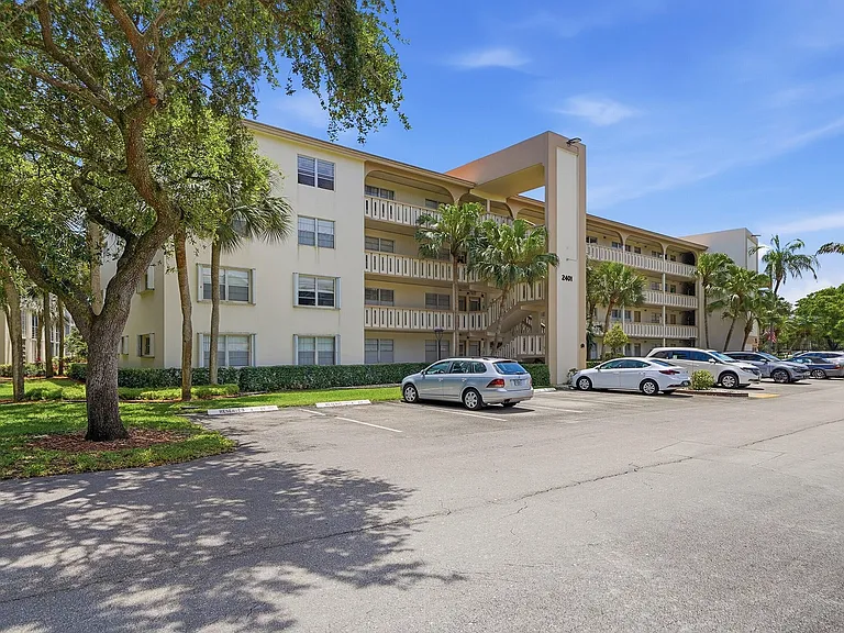 2401 Antigua Cir #J3 — Photo 22