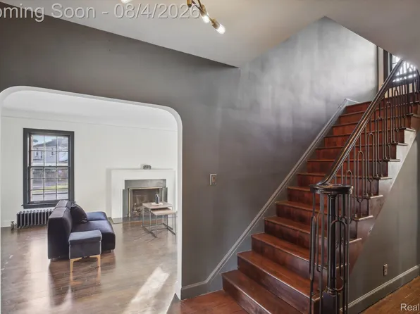 276 Lewiston Rd, Grosse Pointe Farms, MI 48236