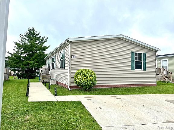 3rd image of 17096 Detroiter Ave