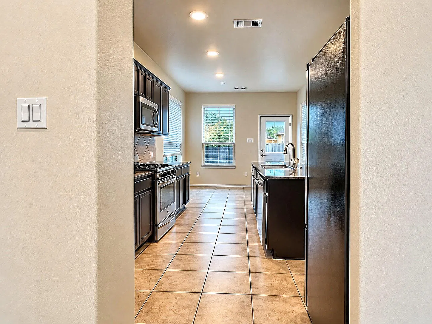 4 bed, 2.5 bath, 2239 sqft, $2,500 — Photo 4